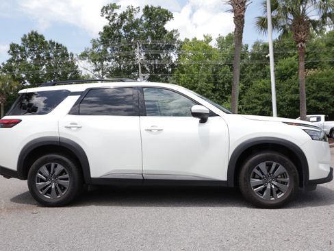 Used 2024 Nissan Pathfinder SV FWD image 6