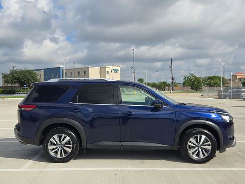 Used 2025 Nissan Pathfinder SL FWD image 2