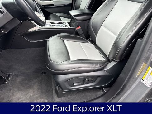 Used 2022 Ford Explorer XLT w/ XLT Sport Appearance Package AWD/4WD image 12