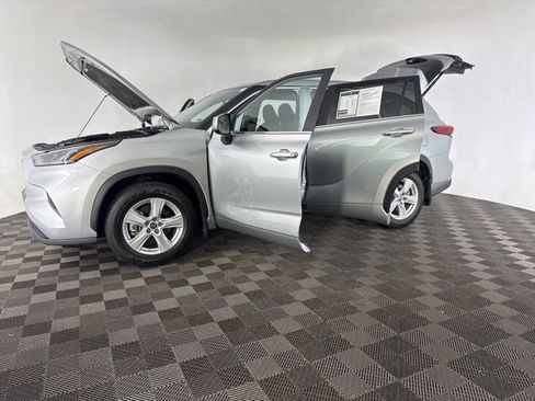 Used 2023 Toyota Highlander L image 10