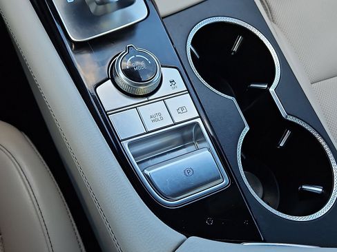 Used 2025 Genesis G70 2.5T image 13