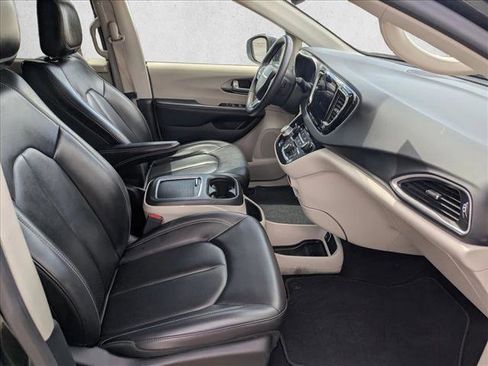Used 2023 Chrysler Pacifica Touring-L FWD image 18