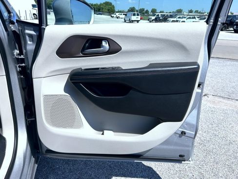Used 2018 Chrysler Pacifica Touring-L Plus FWD image 16