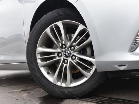 Used 2017 Toyota Camry SE image 3