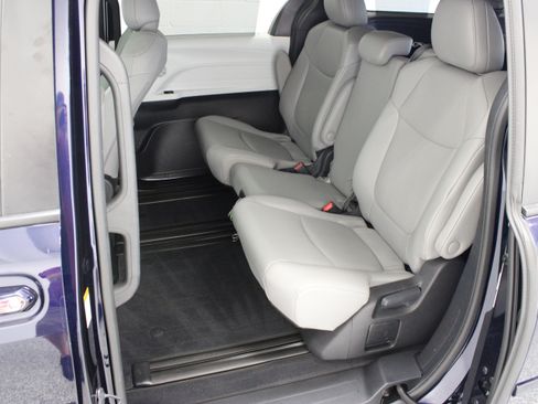 Used 2026 Toyota Sienna XLE FWD image 28