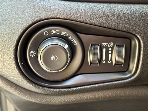 Used 2020 Jeep Renegade Latitude w/ Cold Weather Group AWD/4WD image 25