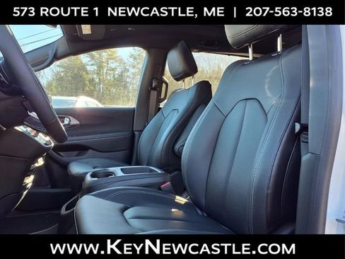 New 2026 Chrysler Pacifica Select image 11