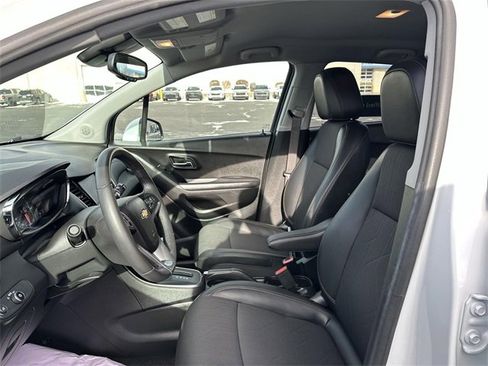 Certified 2022 Chevrolet Trax LT w/ LT Convenience Package image 18