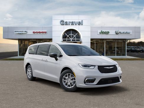 New 2026 Chrysler Pacifica Select image 5