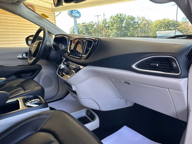 Used 2023 Chrysler Pacifica Touring-L FWD image 25
