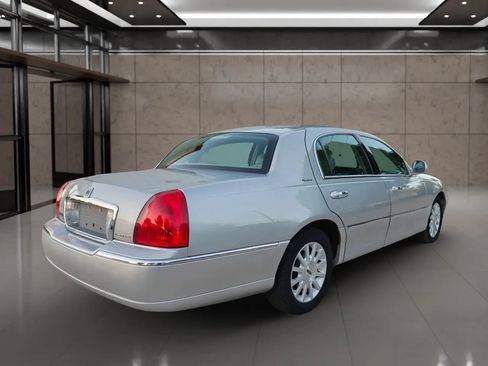 Used 2007 Lincoln Town Car Signature RWD image 2