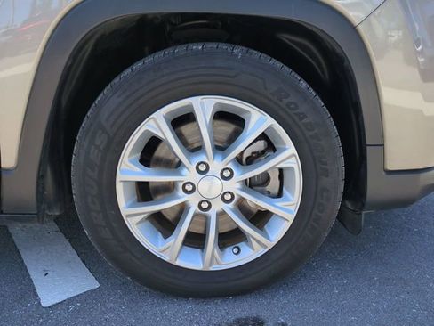 Used 2019 Jeep Cherokee Latitude w/ Popular Appearance Group FWD image 10