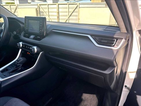 Used 2019 Toyota RAV4 XLE AWD/4WD image 17