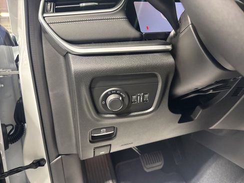 New 2025 Jeep Grand Cherokee Laredo X w/ Luxury Tech Group I image 16