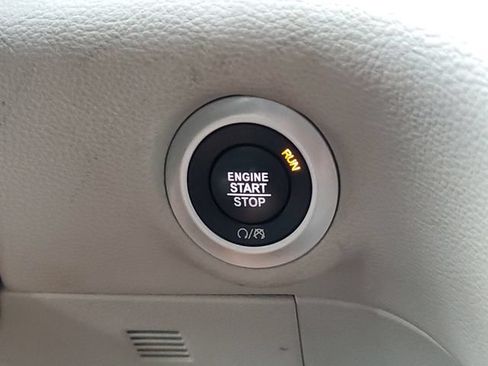Used 2024 Chrysler Pacifica Limited FWD image 24