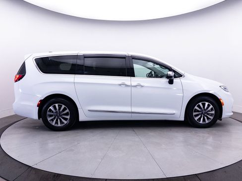 Used 2023 Chrysler Pacifica Limited w/ Uconnect Theater Family Group FWD image 48