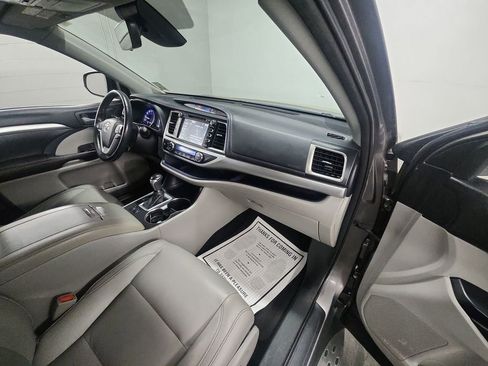 Used 2017 Toyota Highlander XLE FWD image 28