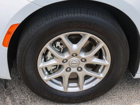 Used 2025 Chrysler Pacifica Select FWD image 7