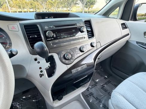 Used 2012 Toyota Sienna LE w/ Towing Pkg FWD image 19