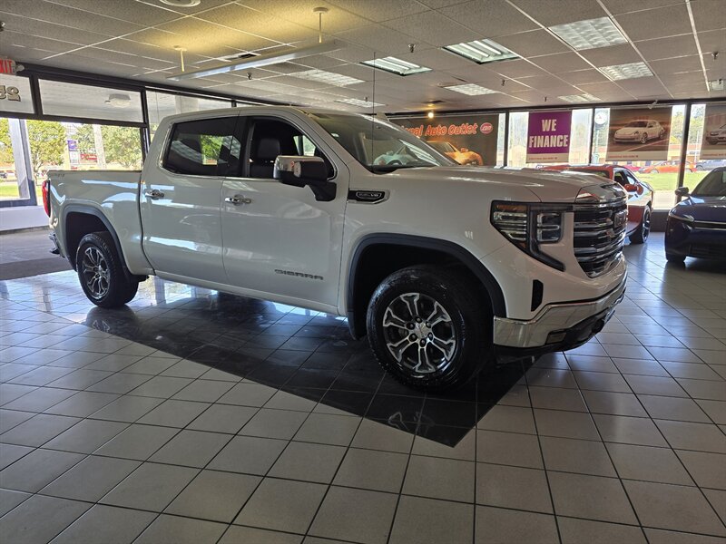 Used 2025 GMC Sierra 1500 SLT AWD/4WD image 3