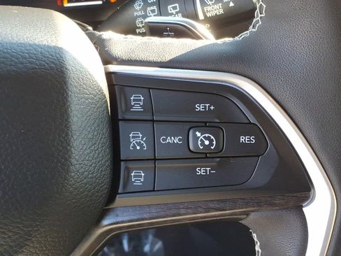 Used 2023 Jeep Grand Cherokee Limited w/ Luxury Tech Group II image 28