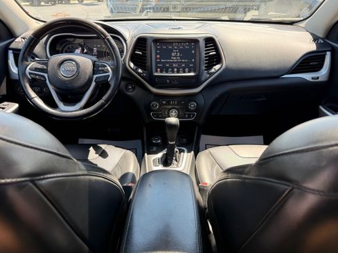 Used 2018 Jeep Cherokee Overland AWD/4WD image 9