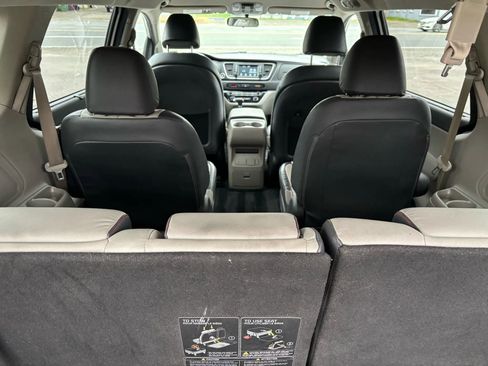 Used 2017 Kia Sedona LX w/ LX Essentials Premium Package image 15