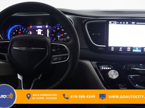 Used 2024 Chrysler Pacifica Touring-L image 5