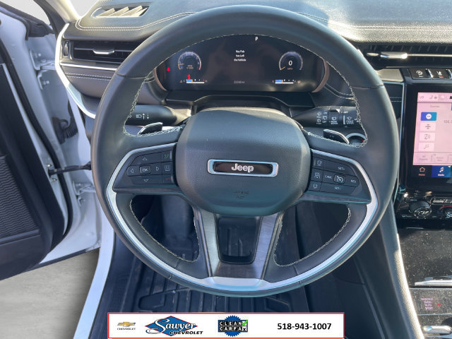 Used 2023 Jeep Grand Cherokee Limited w/ Black Appearance Package AWD/4WD image 13