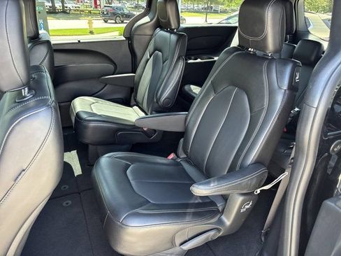 Used 2025 Chrysler Pacifica Select FWD image 17