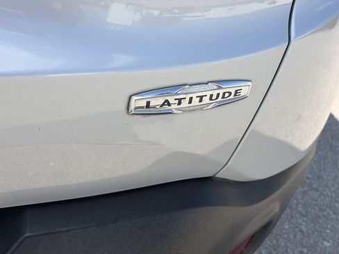 Used 2020 Jeep Renegade Latitude w/ Cold Weather Group AWD/4WD image 9
