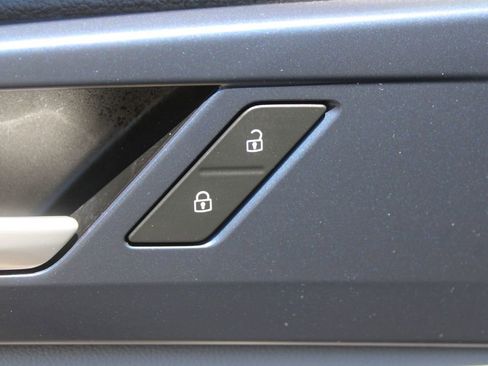 Used 2023 Volkswagen Taos SE w/ Panoramic Sunroof Package FWD image 21