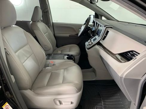 Used 2018 Toyota Sienna XLE FWD image 22