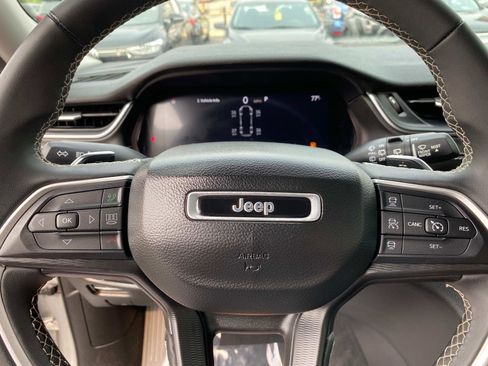 Used 2023 Jeep Grand Cherokee L Laredo image 14