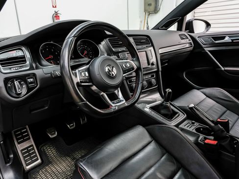 Used 2017 Volkswagen GTI SE image 3