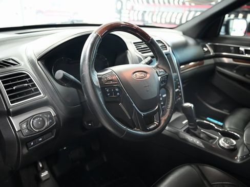 Used 2019 Ford Explorer Platinum image 25