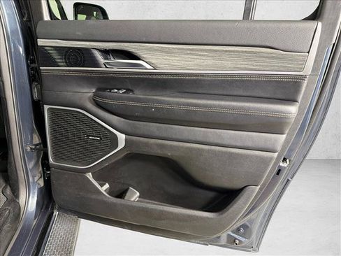 Used 2024 Jeep Wagoneer L Series II w/ Flexible Seating Group AWD/4WD image 17