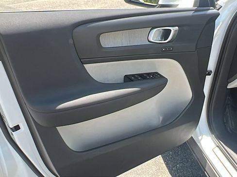 Used 2022 Volvo XC40 T4 Inscription w/ Advanced Package image 18