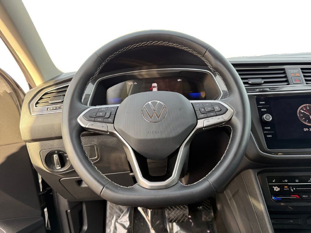 Used 2023 Volkswagen Tiguan SE w/ Panoramic Sunroof Package AWD/4WD image 12