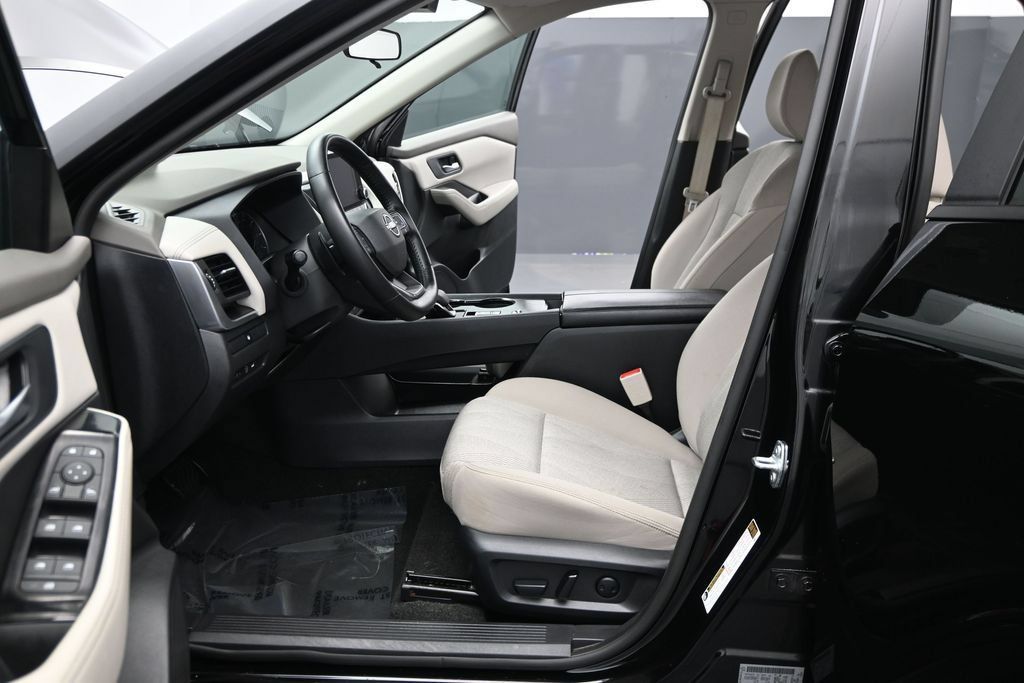 Used 2025 Nissan Rogue SV FWD image 13