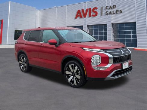 Used 2025 Mitsubishi Outlander SE image 3