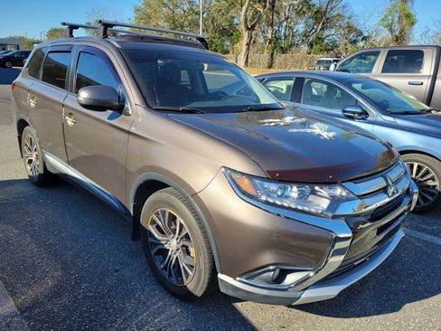 Used 2018 Mitsubishi Outlander SE image 2