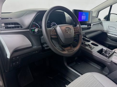 Certified 2026 Toyota Sienna LE image 9
