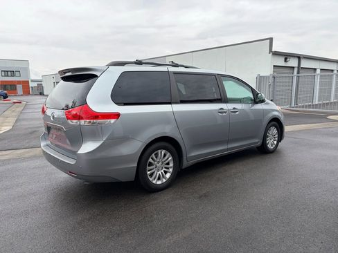 Used 2011 Toyota Sienna XLE image 6