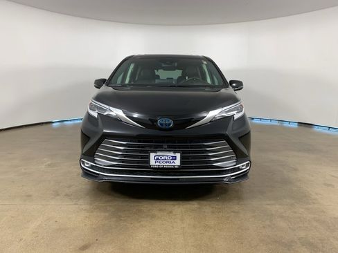 Used 2021 Toyota Sienna Platinum image 2