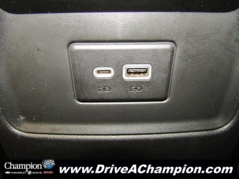 Used 2023 GMC Acadia SLE image 17