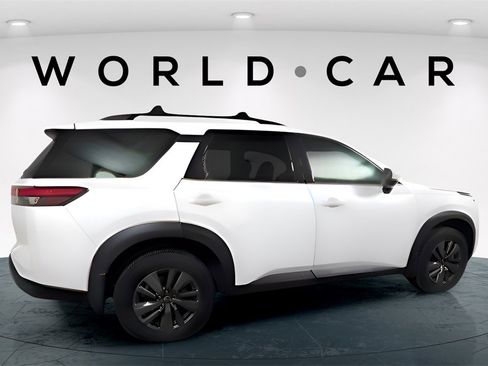 Used 2024 Nissan Pathfinder SV image 10