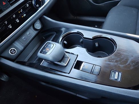 Used 2023 Nissan Rogue S image 12