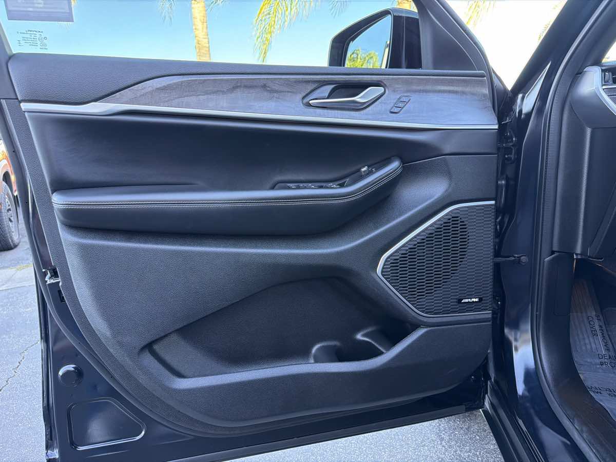 Used 2024 Jeep Grand Cherokee Limited w/ Black Appearance Package RWD image 37