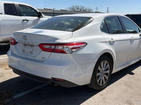Used 2018 Toyota Camry LE image 4